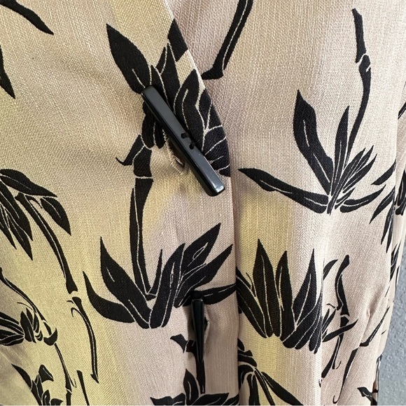 Black & Tan Floral Blouse – Size XL - Picture 2 of 7